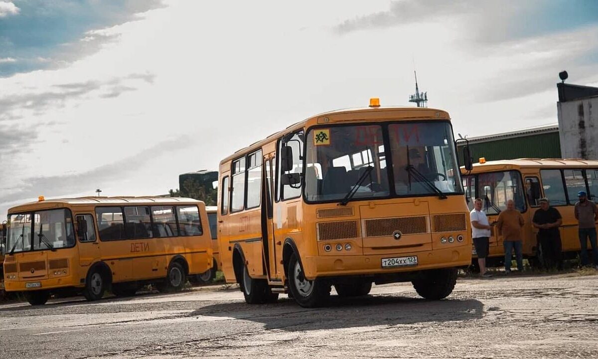 Краснодар передал Херсонской области семь школьных автобусов