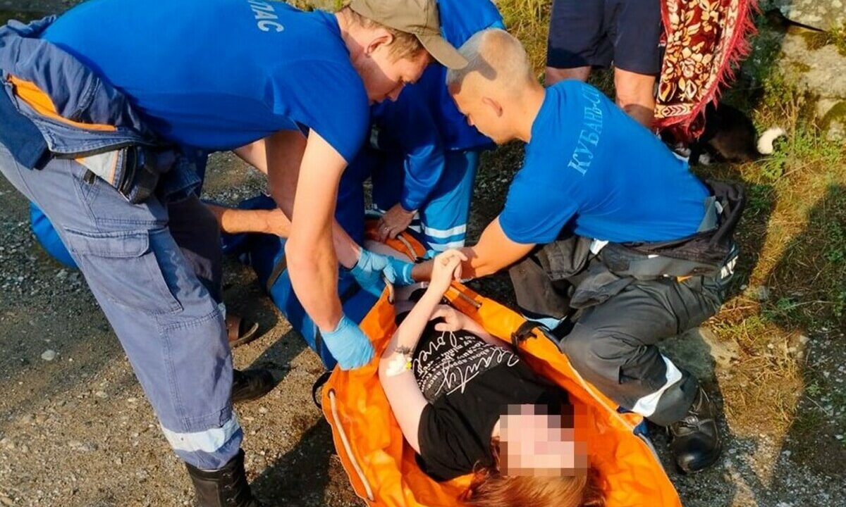Две девушки в выходные сорвались со скал в Геленджике и Мостовском районе