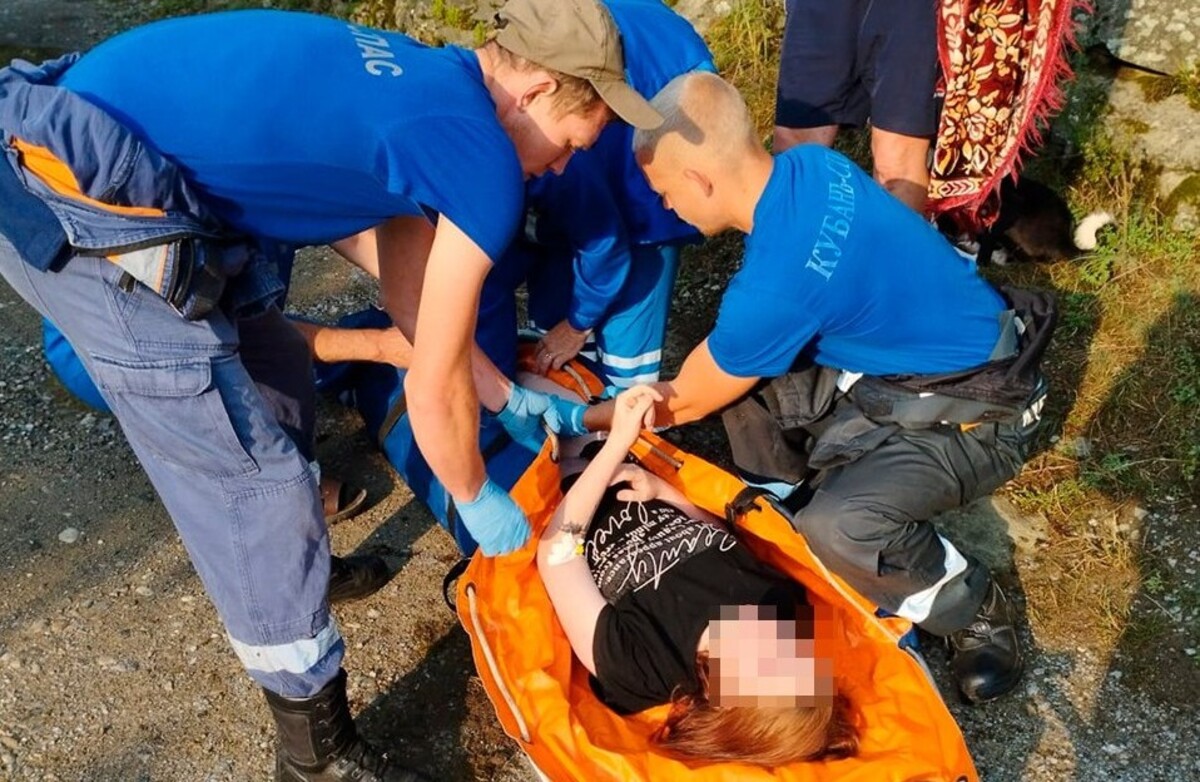 Две девушки в выходные сорвались со скал в Геленджике и Мостовском районе