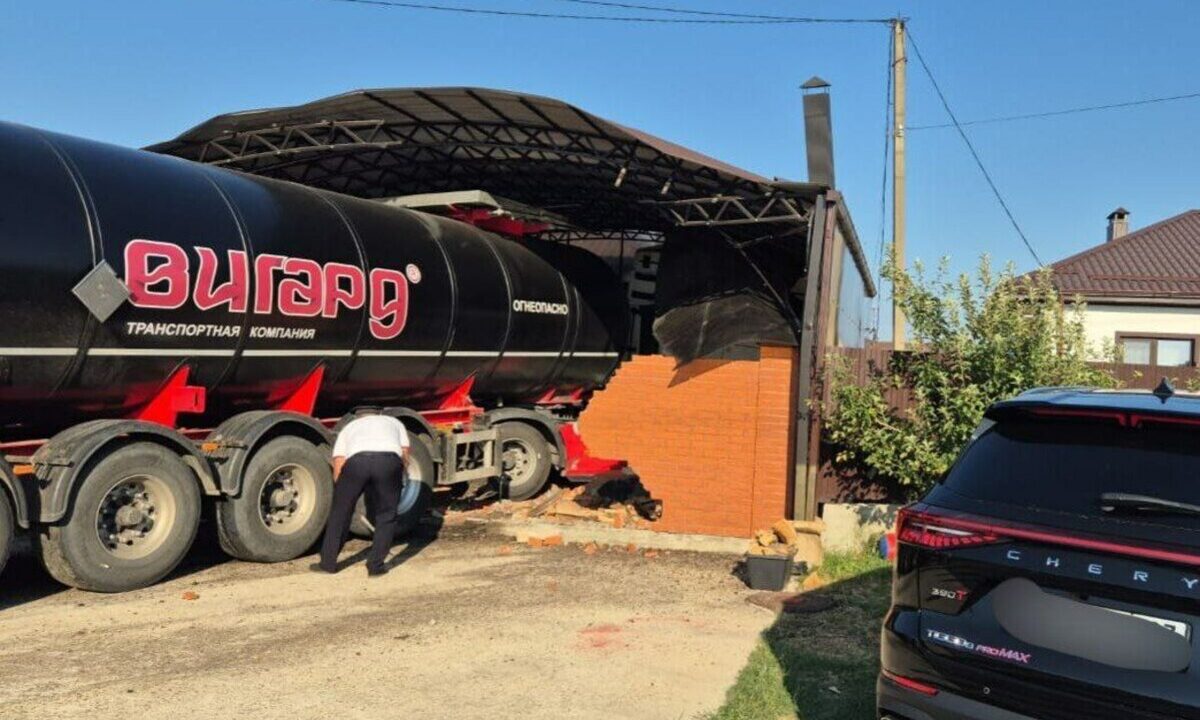 Автоцистерна снесла забор и въехала во двор частного дома в Абинске