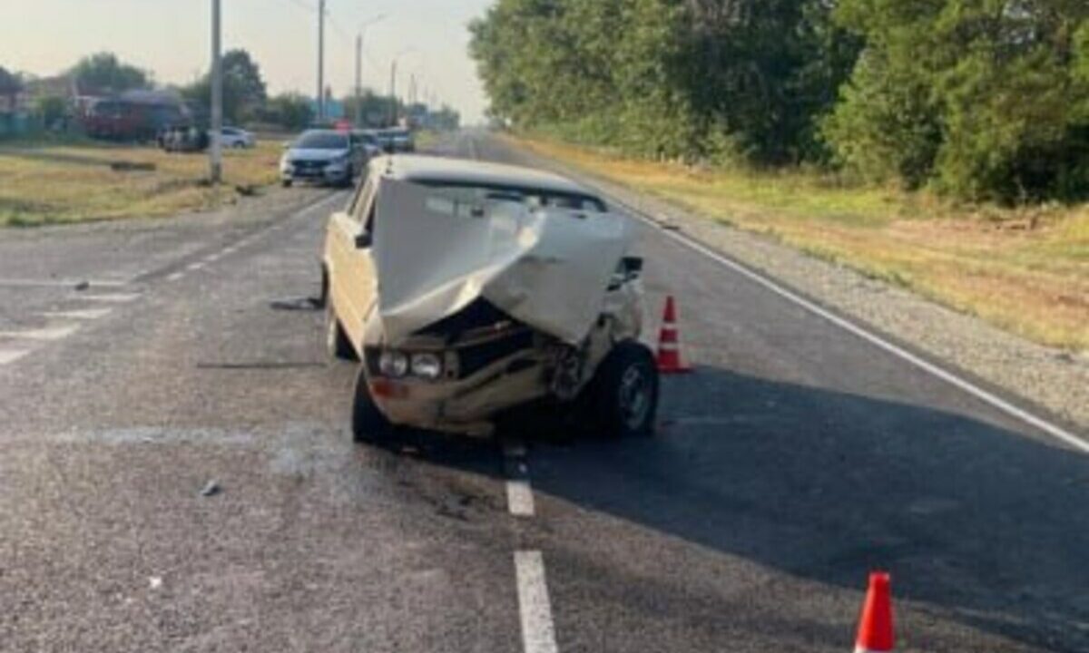 В Адыгее пенсионер попал в больницу, врезавшись на ВАЗе в иномарку