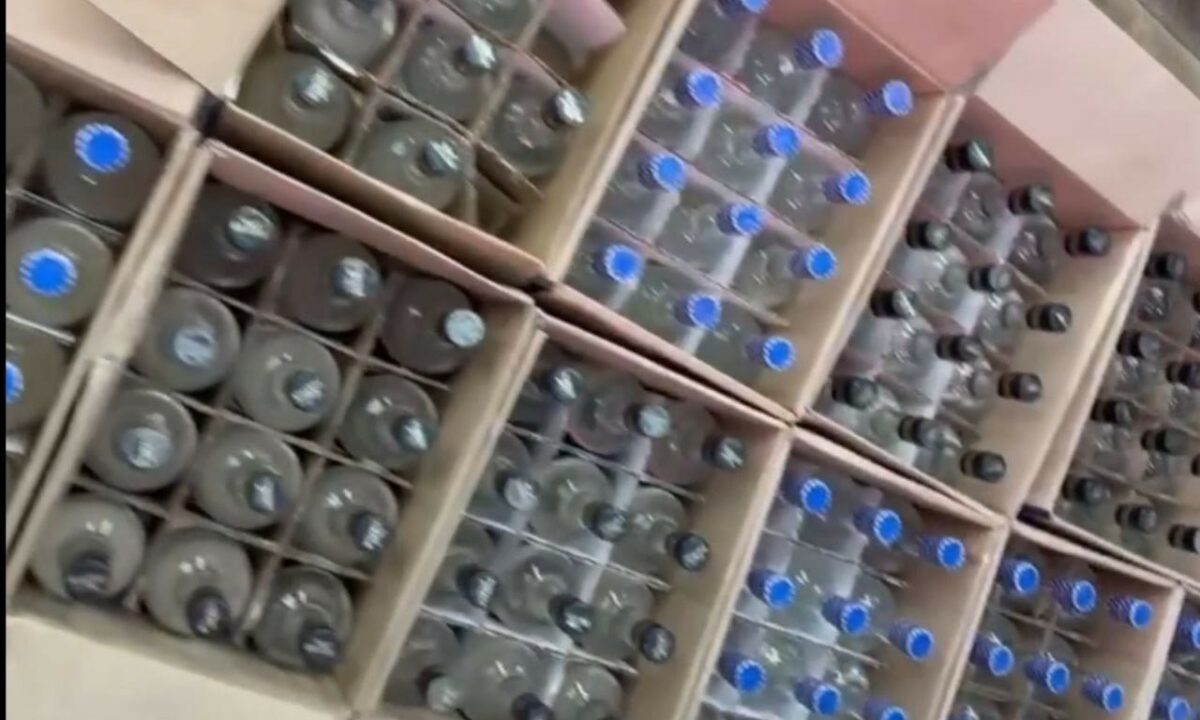 Более 700 литров спиртного без маркировки изъяли из магазинов в Сочи