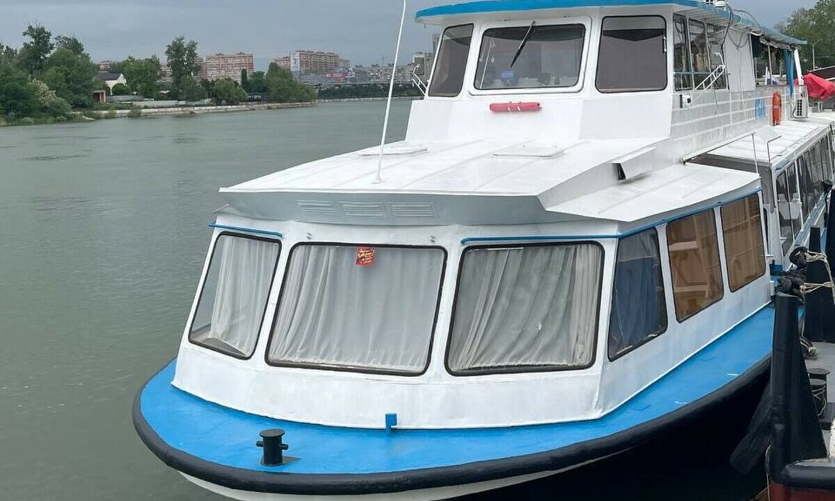 Теплоход закрывает навигацию по реке Кубани в Краснодаре