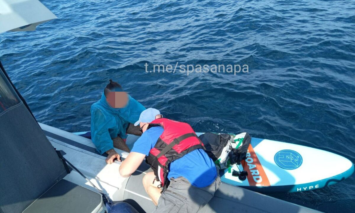 Спасатели всю ночь искали сапбордиста, пропавшего в акватории Анапы