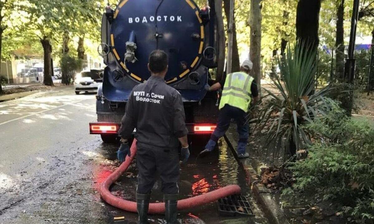 В Сочи устраняют последствия ночного разгула стихии