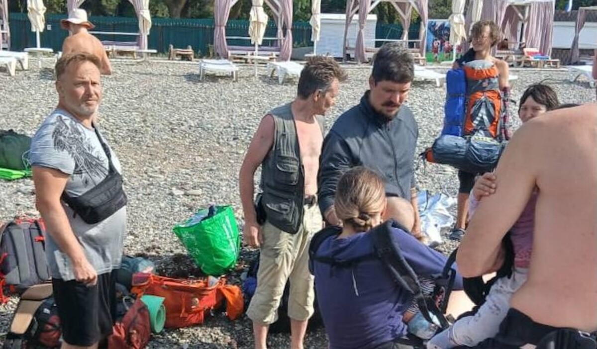 Застрявших на берегу из-за пожара туристов перевезли на другой пляж в Кринице