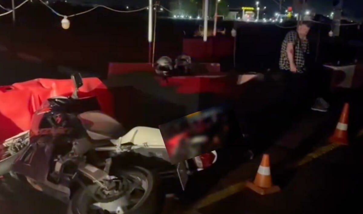 Suzuki врезался в ограждения на трассе в Староминском районе, водитель погиб