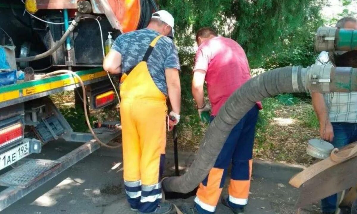 В Краснодаре прочистили 1,8 тыс. метров ливневок у школ и детсадов к 1 сентября