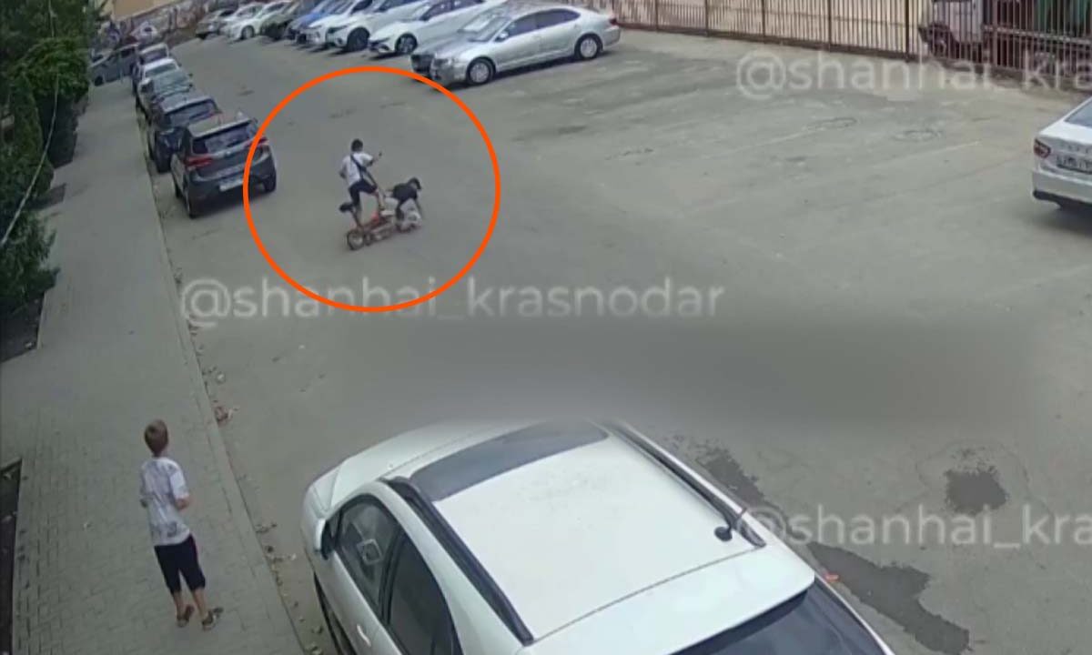 Очевидцы рассказали подробности наезда юных самокатчиков на ребенка в Краснодаре