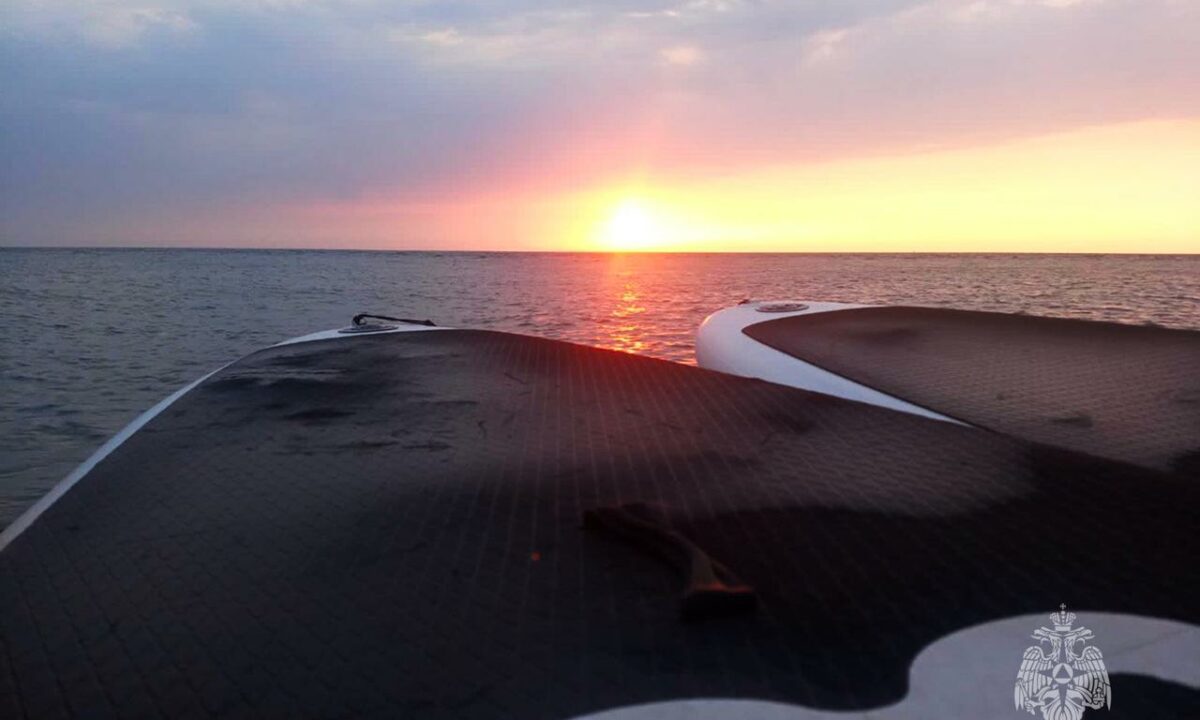 Двух девушек-подростков на сапбордах волнами унесло в открытое море в Сочи