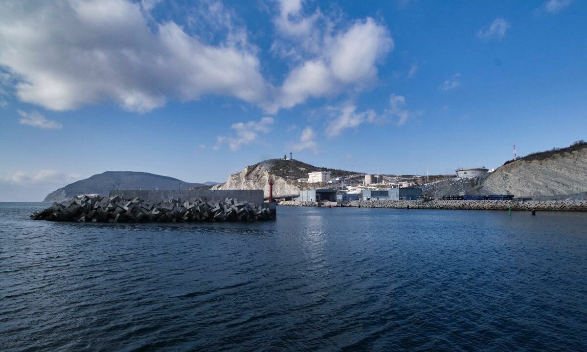 Нефть попала в море при загрузке танкера на терминале КТК в порту Новороссийска