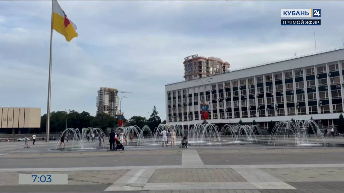 Мужчина устроил танцы в фонтане на Главной городской площади в Краснодаре