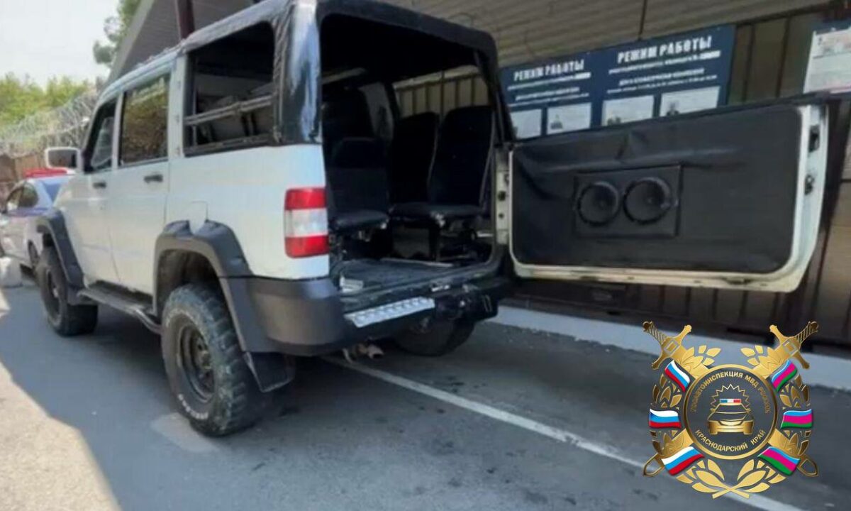 В Сочи задержали водителя-джиппера, перевозившего туристов в багажнике