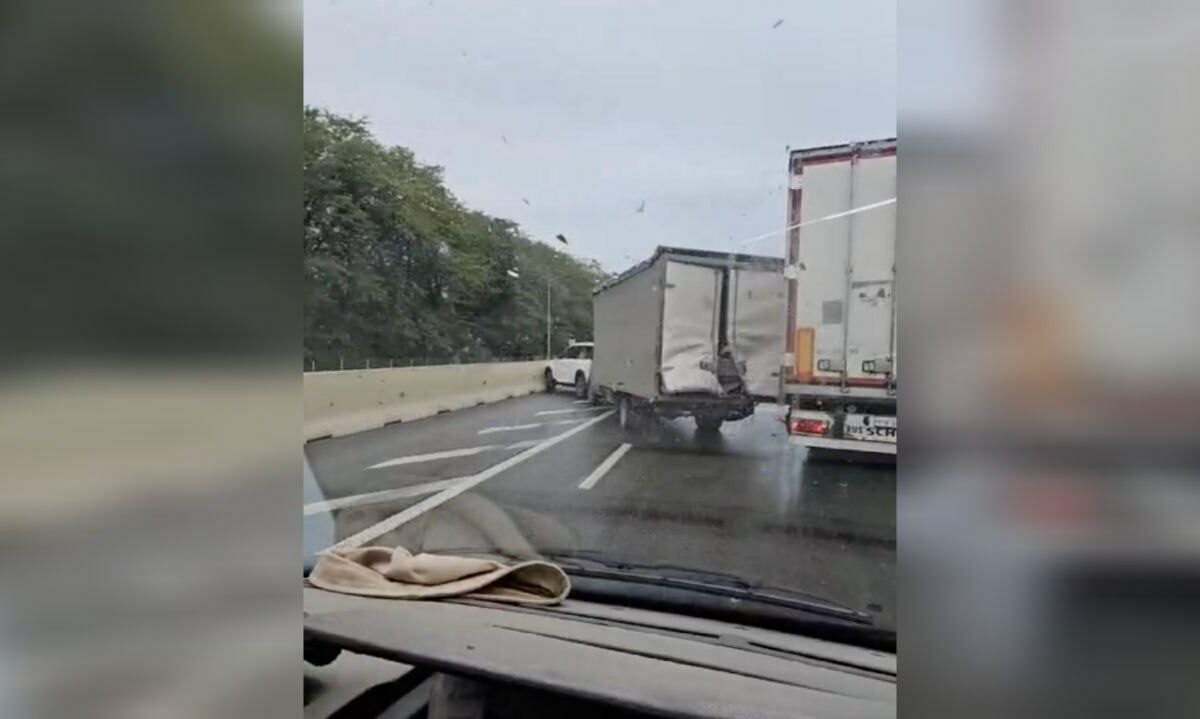 Пробка собралась после массовой аварии с большегрузами под Краснодаром