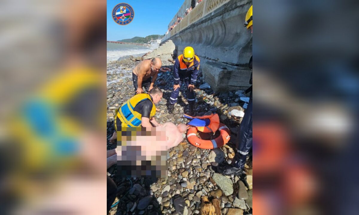 В Сочи спасатели вытащили из моря тонущего мужчину