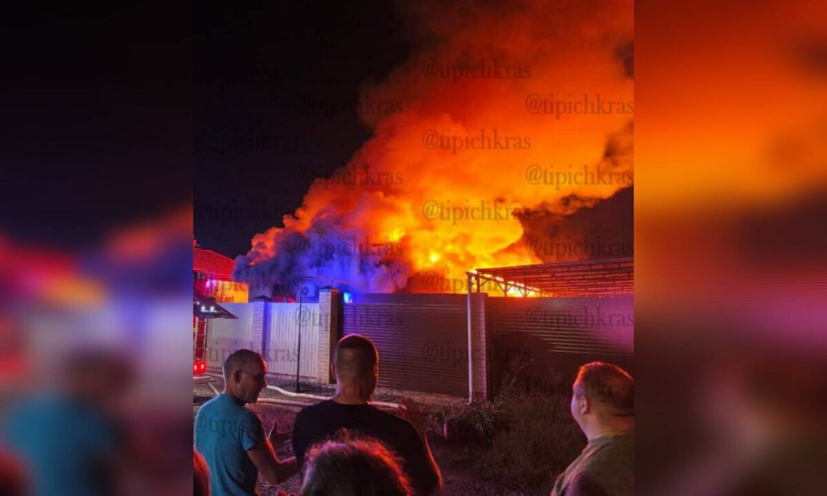 Крыша частного дома загорелась в поселке под Краснодаром