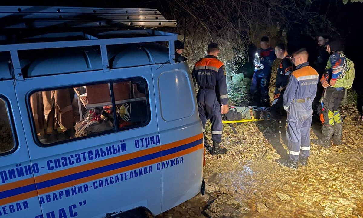 Повредившего ногу при падении в овраг мужчину эвакуировали из леса на Кубани
