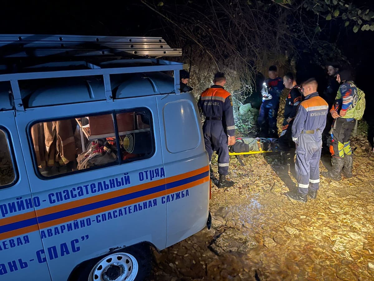 Повредившего ногу при падении в овраг мужчину эвакуировали из леса на Кубани