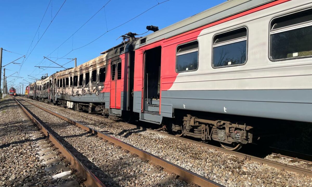 Уголовное дело возбудили после пожара в электричке на Кубани