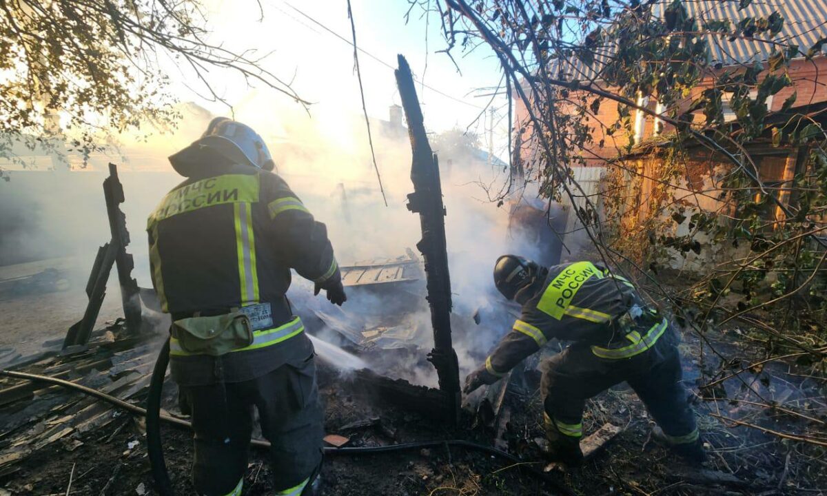 Хозпостройка выгорела дотла из-за пожара в Кропоткине