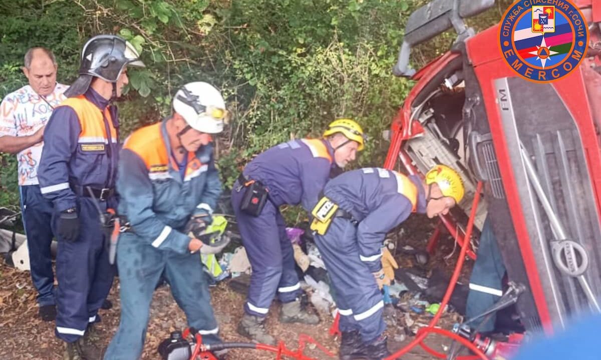 Пассажирку зажало в кабине опрокинувшегося грузовика в Сочи
