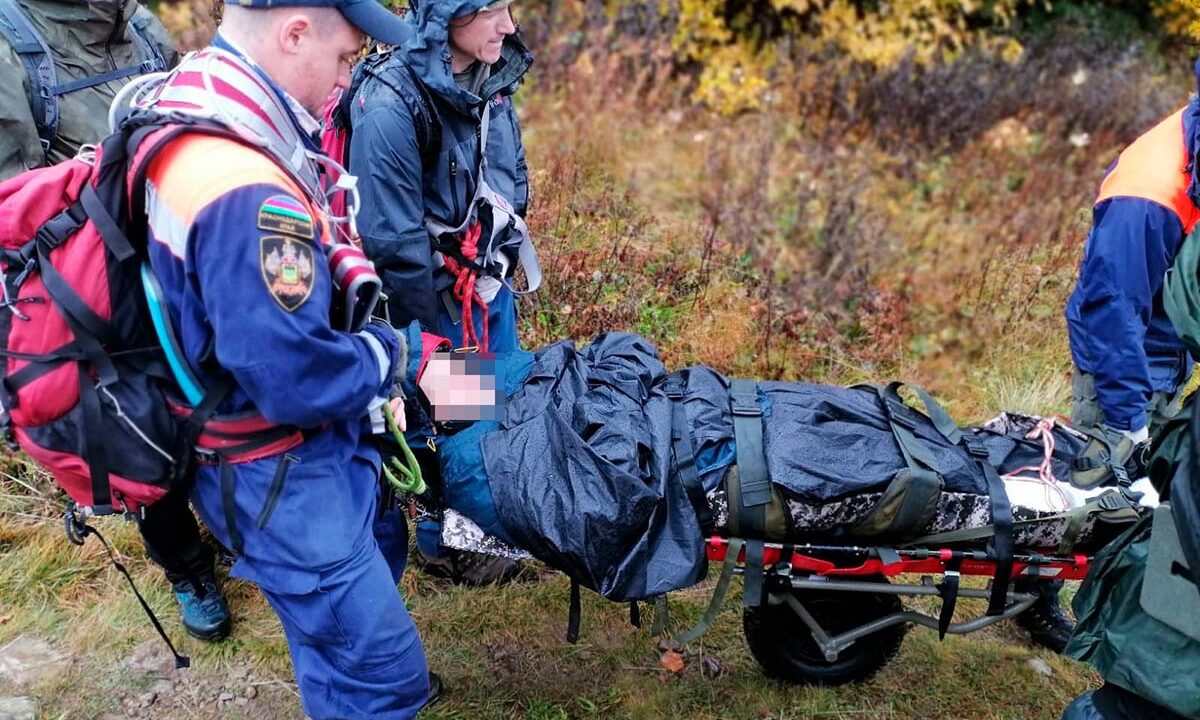 В Сочи спасатели на носилках эвакуировали из леса туриста с травмой ноги