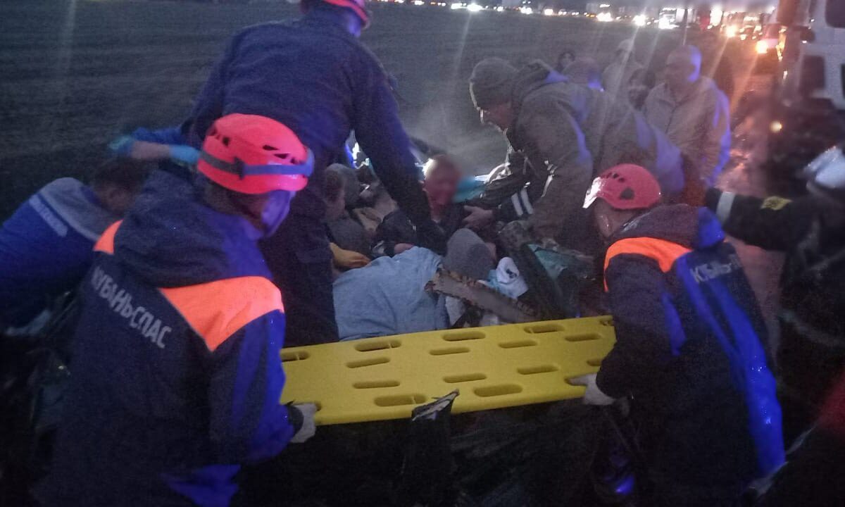 Двое детей и взрослый оказались зажаты в легковушке после ДТП на Кубани