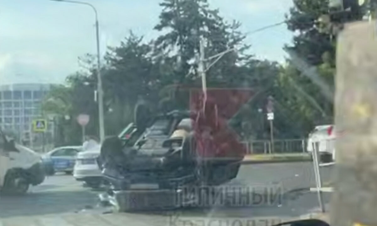 Иномарка перевернулась после тройного ДТП в центре Краснодара, есть пострадавший