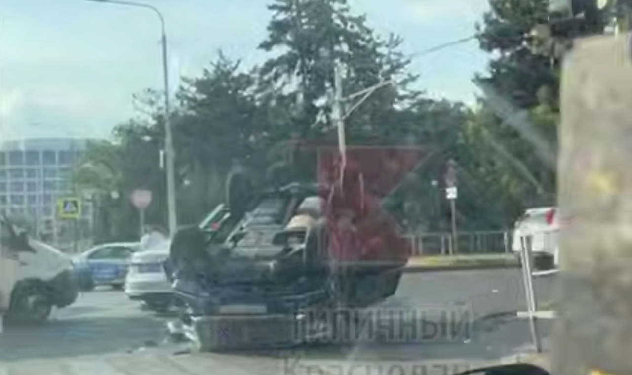 Иномарка перевернулась после тройного ДТП в центре Краснодара, есть пострадавший