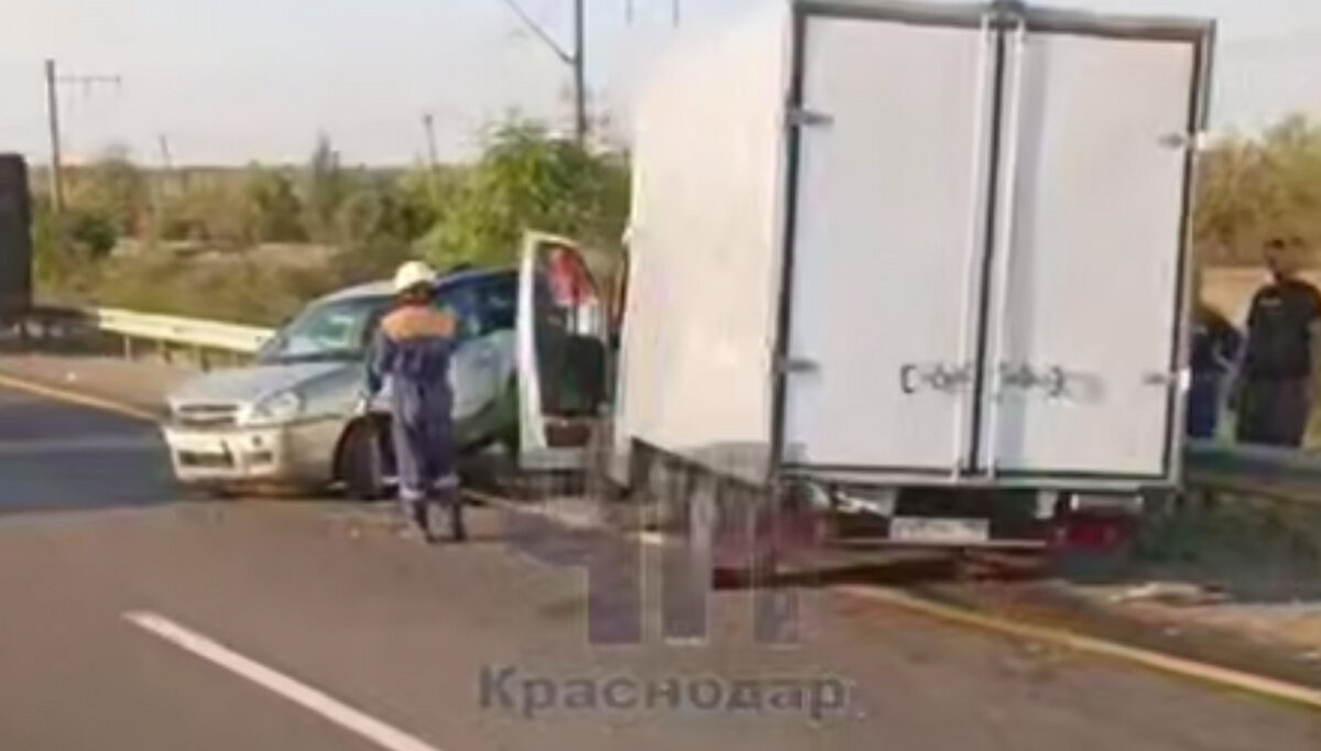 Три человека пострадали в ДТП с грузовиком на трассе возле Горячего Ключа