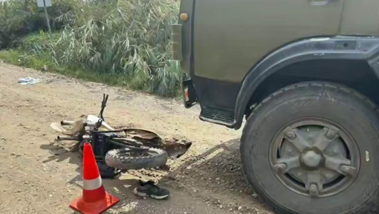 Школьник на питбайке пострадал в лобовом ДТП с КамАЗом в Северском районе