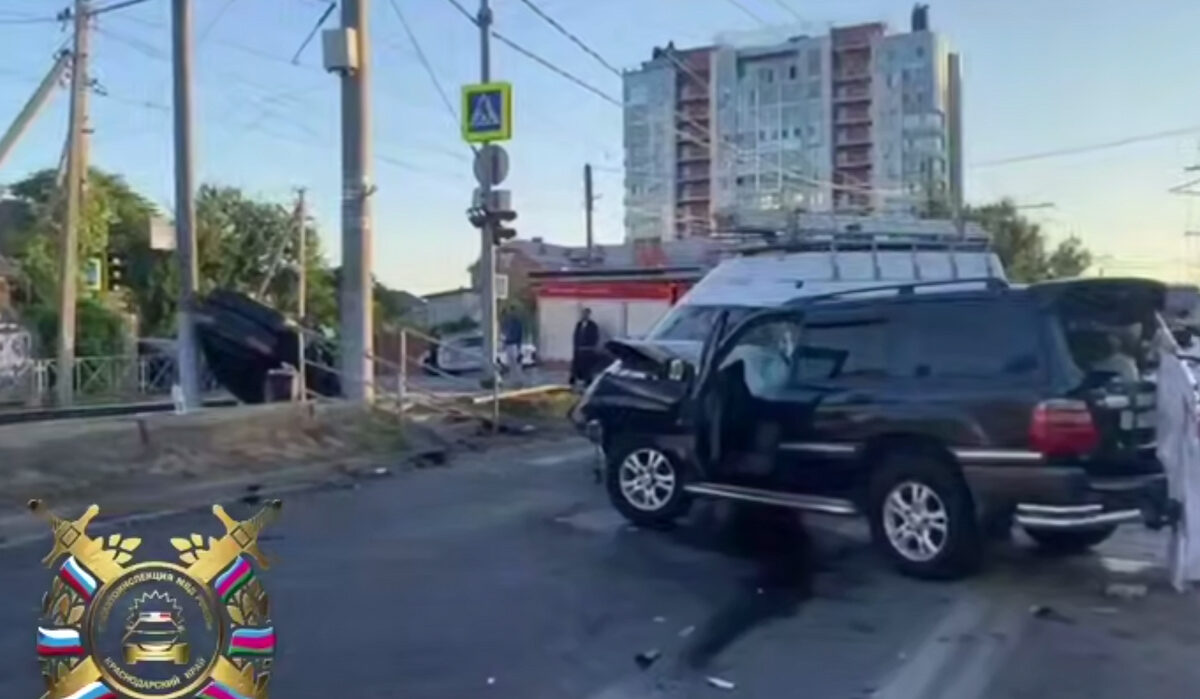 В Краснодаре машина опрокинулась на трамвайные пути после ДТП, ее водитель погиб
