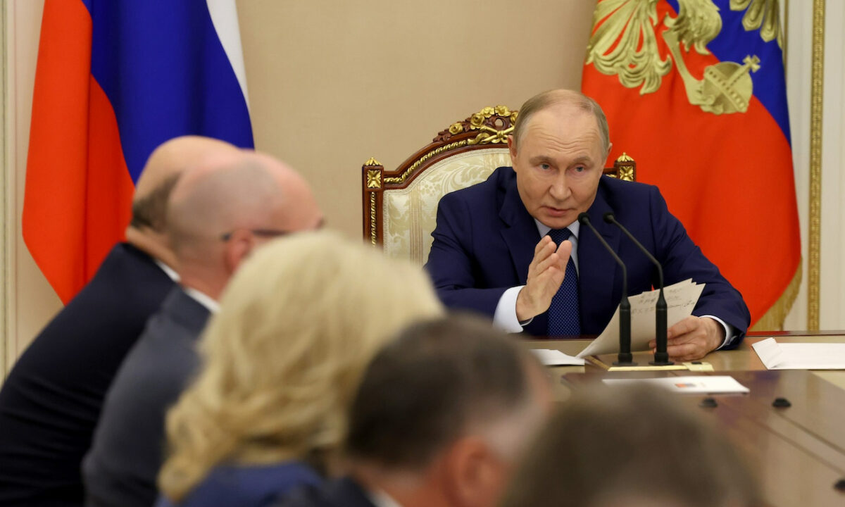 Путин: в России инфляция снижается быстрее прогнозов ЦБ и правительства