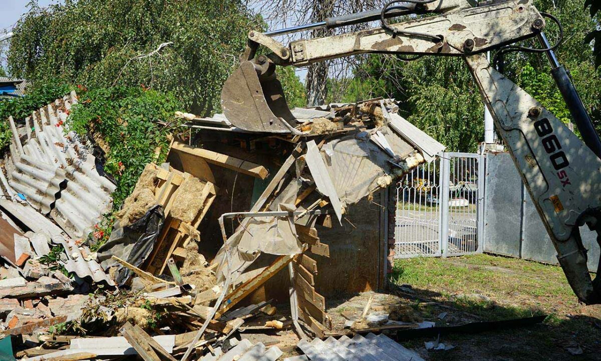 В Сочи снесли рынок, где торговали смертоносной кустарной чачей