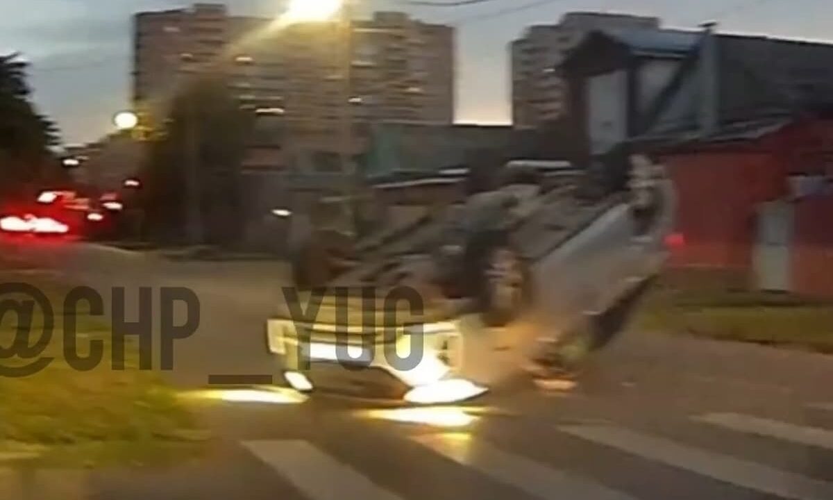 В Краснодаре кроссовер перевернулся на крышу после столкновения с легковушкой
