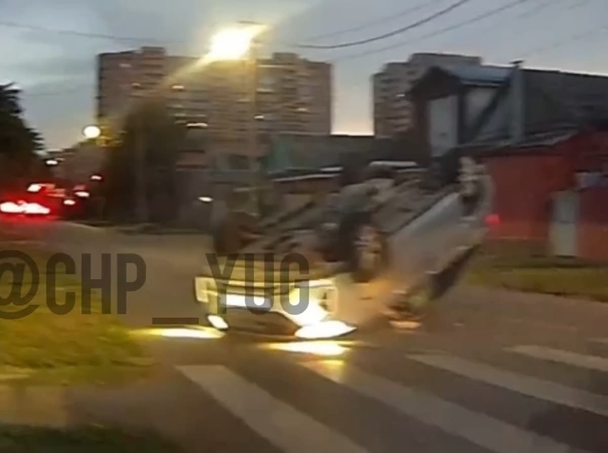 В Краснодаре кроссовер перевернулся на крышу после столкновения с легковушкой