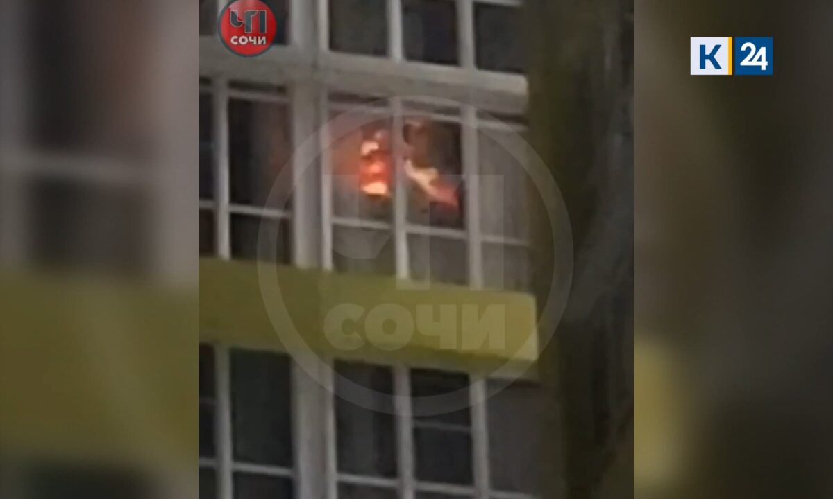 Соседи вызвали пожарных из-за электрокамина в окне многоэтажки в Сочи