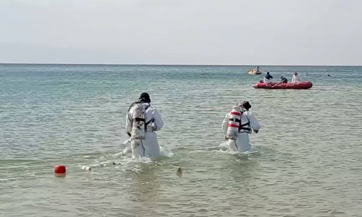 В Анапе со дна моря за неделю подняли 920 мешков замазученного песка