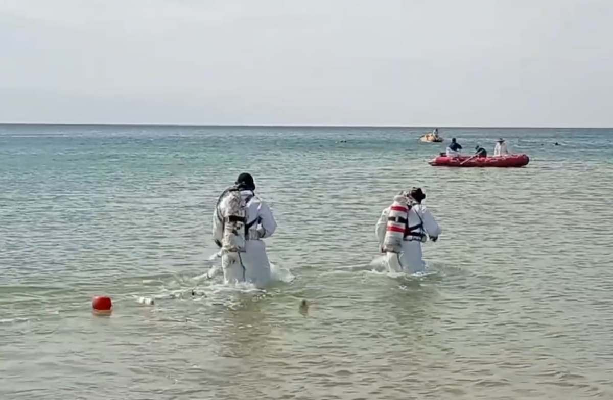 В Анапе со дна моря за неделю подняли 920 мешков замазученного песка
