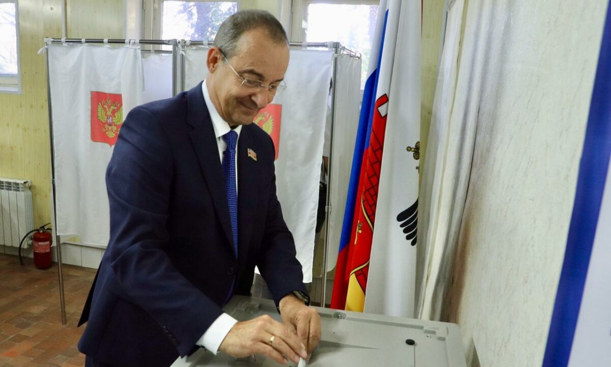 Председатель ЗСК Юрий Бурлачко проголосовал на выборах губернатора Кубани