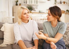 druz-a-sidat-i-boltaut-na-divane