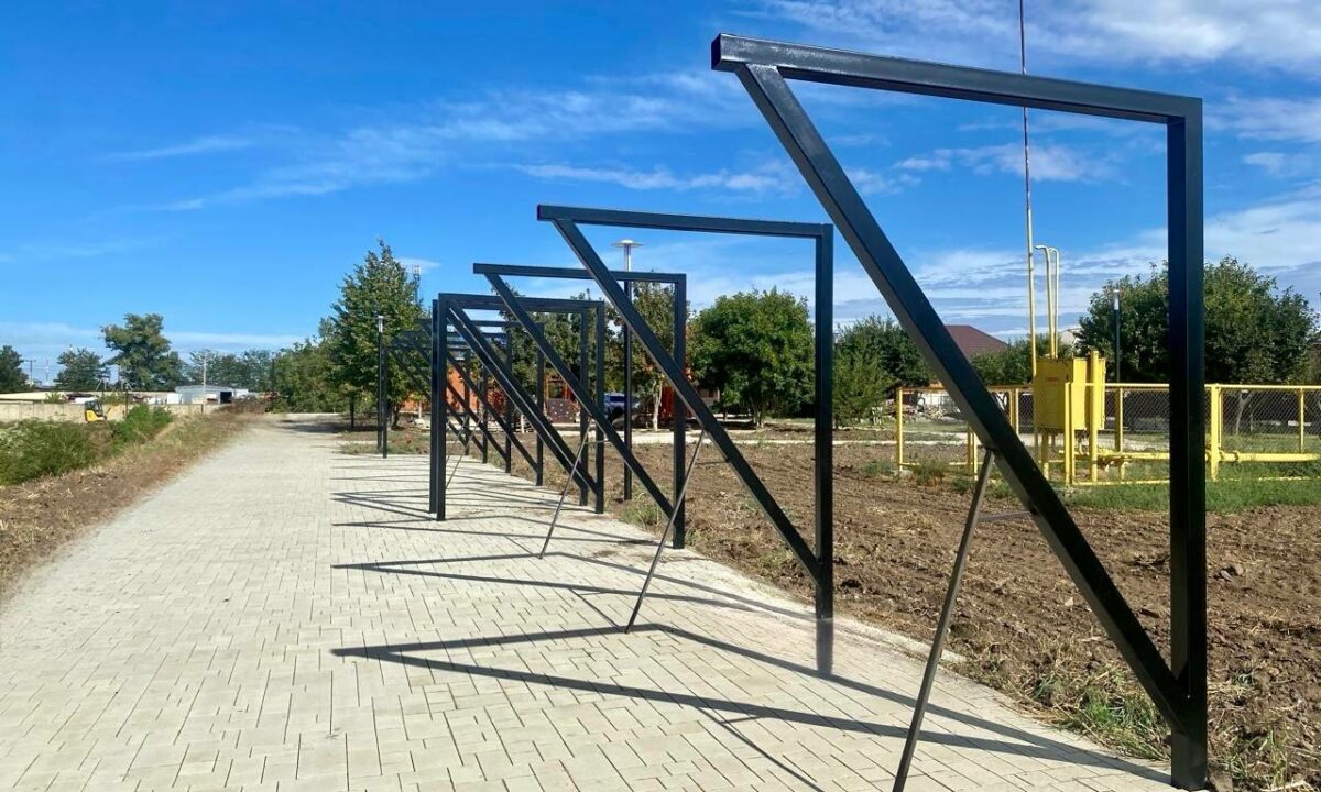Благоустройство сквера по нацпроекту завершают в Усть-Лабинске