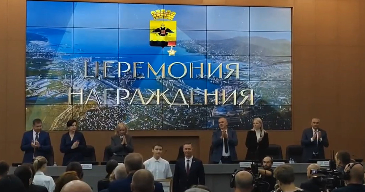 В Новороссийске наградили подростка, спасшего пенсионерку во время атаки БПЛА