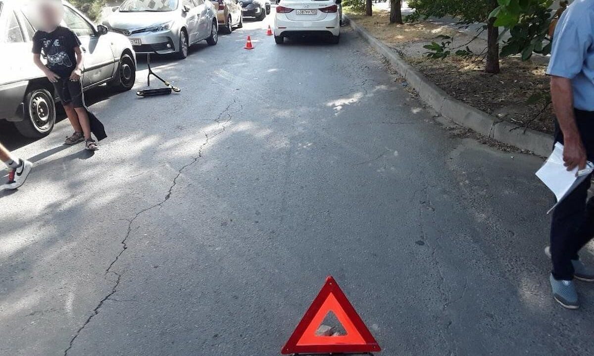 В Анапе на 11-летнего самокатчика наехала иномарка во дворе дома