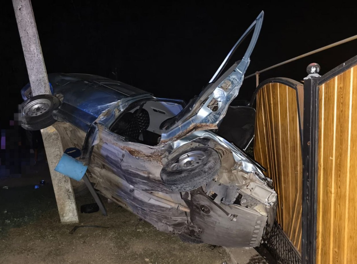 ВАЗ повис на опоре ЛЭП после столкновения с иномаркой в Щербиновском районе