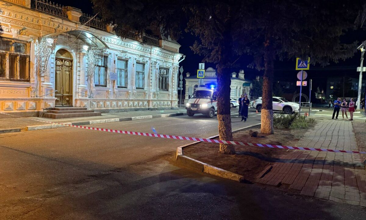 Квадрокоптер упал возле жилого дома в станице Ленинградской