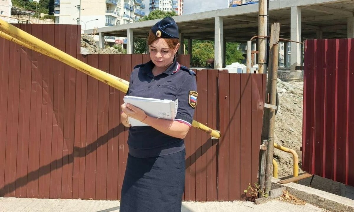 Жительница Сочи снесла незаконный дом после штрафов и запрета на выезд из страны