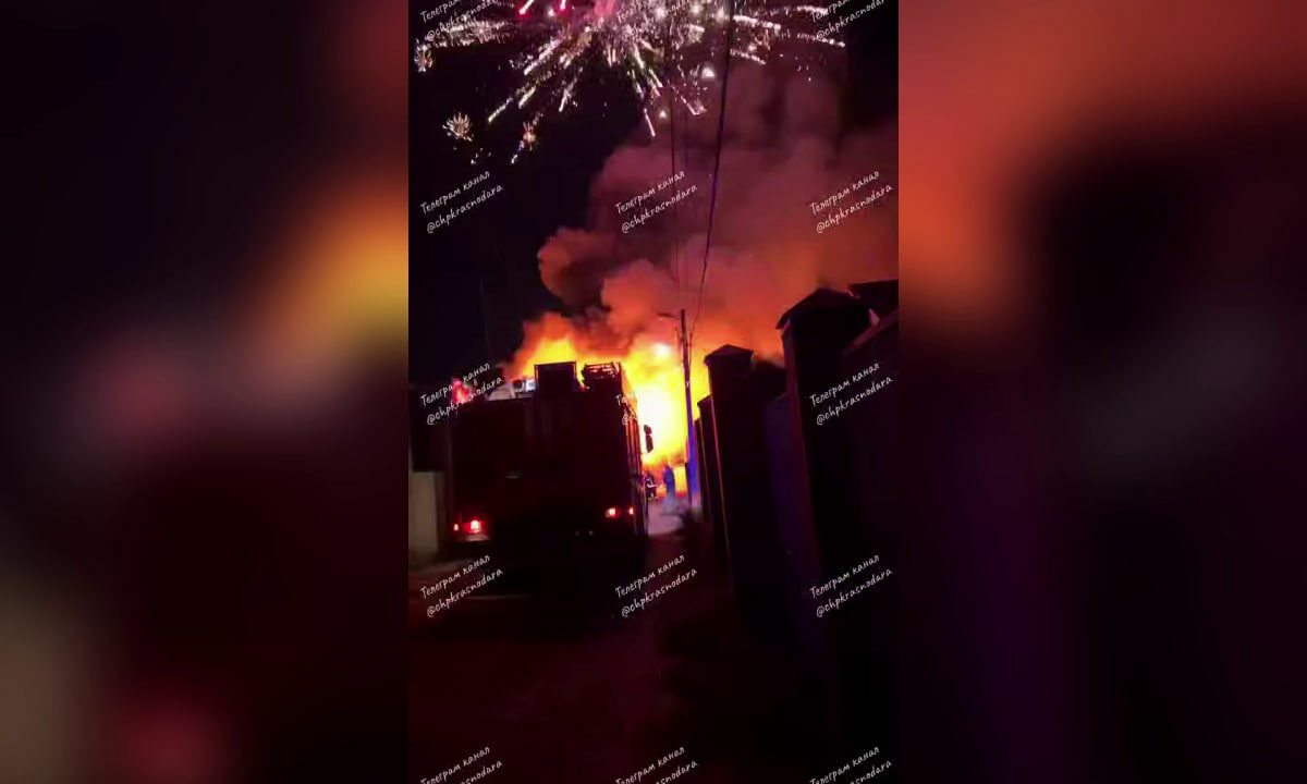Гараж с фейерверками загорелся под Краснодаром, огонь охватил дом и машину