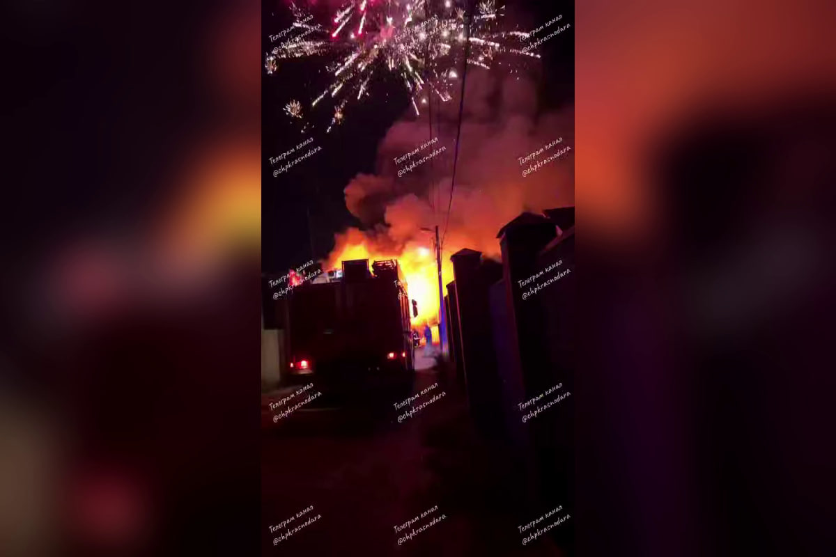Гараж с фейерверками загорелся под Краснодаром, огонь охватил дом и машину