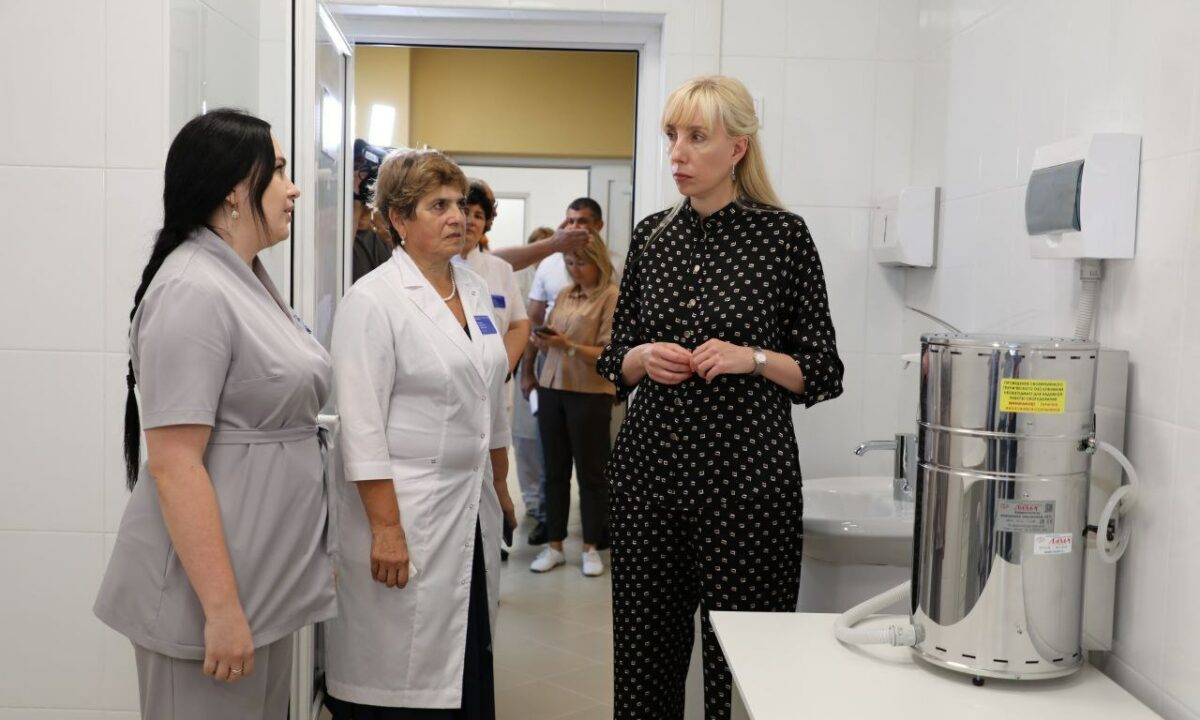 Анна Минькова посетила новую детскую поликлинику в Кавказском районе